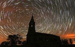 Traza de estrellas y paisajes nocturnos